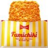 黄色と白のストライプ柄のスリーブに入った、サクサクのこんがりとした揚げたてチキン。「ファミチキ」と書かれ、「やわらかジューシーチキンの味。骨なしタイプ」と書かれています。スリーブには赤いハートと「私はチキンです」の文字も描かれています。.